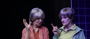 Dos mujeres a sus 80 años, el humor y una mirada esperanzadora sobre la vida