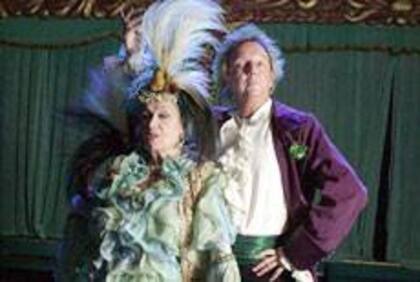 Ana María Campoy y Pepe Cibrián Campoy en La importancia de llamarse Wilde, la obra que estrenaron en 2004 y que ahora el autor repone en el Teatro Regina con el nombre de Wilde, un hombre, en homenaje a su madre