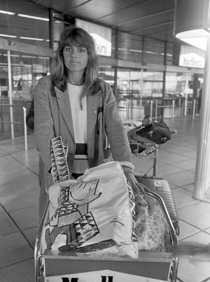 Ana María Comaschi al llegar a Ezeiza un día antes de que comenzaran los Juegos Olímpicos de Barcelona 1992. En la bolsa se puede ver la mascota de aquella cita, Cobi.