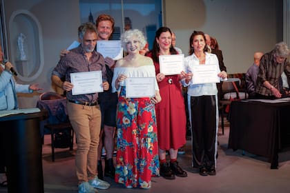 Ana María Cores orgullosa en la ceremonia de entrega de diplomas a los nominados a los Premios ACE 2024-2025 que se realizó en el Multiteatro