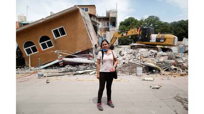 Ana María Hernández, de 37 años, vendedora de ropa, posa para un retrato fuera de su casa cuando es demolida después del terremoto en Jojutla de Juárez