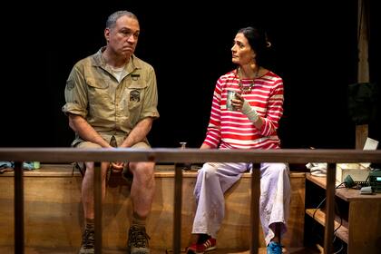 Ana María Orozco y Salvador del Solar en una escena de El árbol más hermoso del mundo