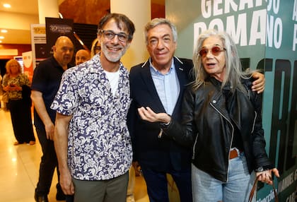 Ana María Picchio y el productor Dany Mañas junto a un amigo antes de la función de Made in Lanús que se ofrece en la misma sala donde la actriz protagoniza El secreto, junto a Gerardo Romano