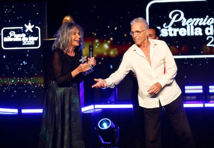 Ana María Picchio y Gerardo Romano recibiendo uno de los tres Premios Estrella de Mar por El secreto