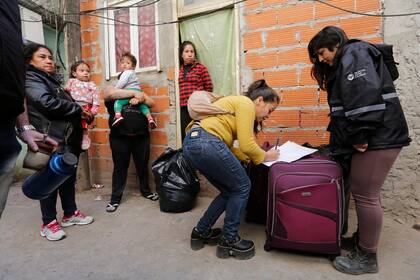 Ana Marilú Rotela carga sus valijas y pertenencias para trasladarlas al nuevo departamento, ubicado a pocas cuadras de su antigua casa