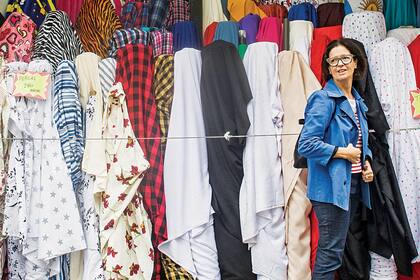 Ana Markarian en plena recorrida por Once