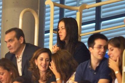 Ana mira el último partido de su novio