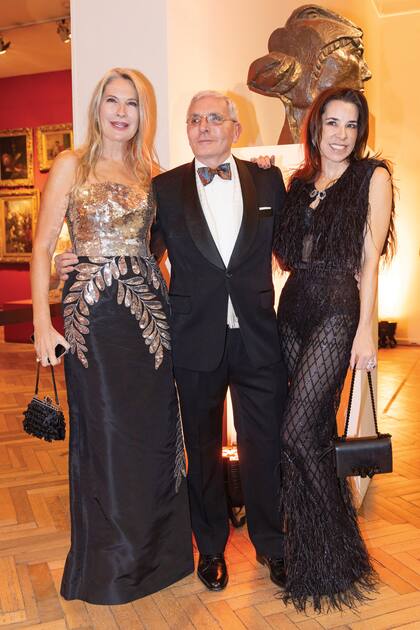 Ana Rusconi (con strapless de Óscar de la Renta), el coleccionista Esteban Tedesco e Inés Etchebarne Mihanovich.