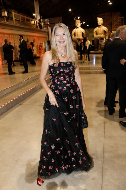 Ana Rusconi con un diseño Oscar de la Renta y cartera Dolce & Gabbana.