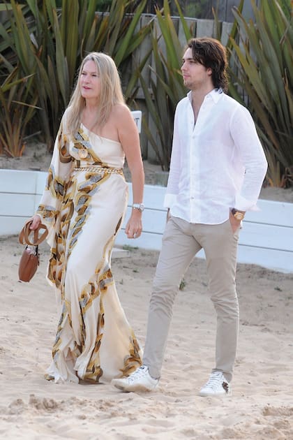 Ana Rusconi,
con vestido de
Cavalli, entra
acompañada
por su hijo Juan