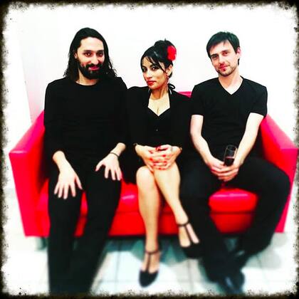 Ana Tijoux junto a los guitarristas Raimundo Santander y Ramiro Durán.