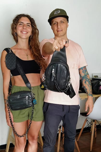 Ana Trelles y Leandro Caamaño producen carteras, bolsos y riñoneras a partir de las cámaras de bicicletas y autos