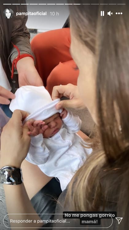 Ana un poco fastidiosa al usar su gorrito