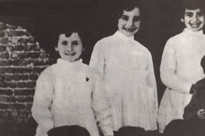 Ana Valeria, la última de la izquierda