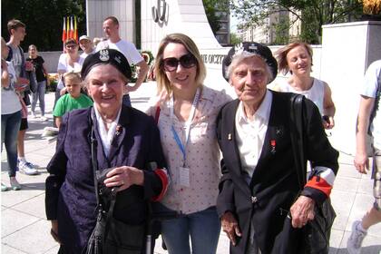 Ana Wajszczuk junto a dos sanitariuskas, en Varsovia, en el año 2015