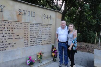 Ana Wajszczuk y su papá Adam en el memorial de Pecice, donde se encuentra homenajeado el familiar de ambos, Wojtek Wjszczuk