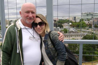 Ana Wajszczuk y su papá en la terraza del Museo del Levantamiento de Varsovia