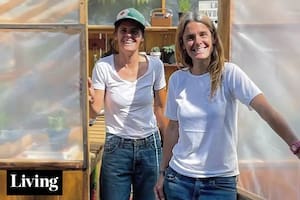 En el terreno de su padre en Tigre, construyeron una casita para cada una y montaron un negocio floreciente