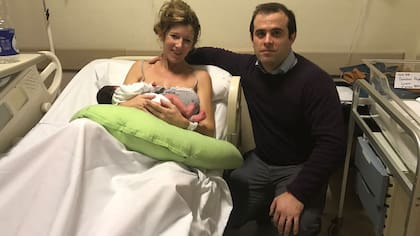 Ana y el obstetra que la ayudó en la puerta de la clínica