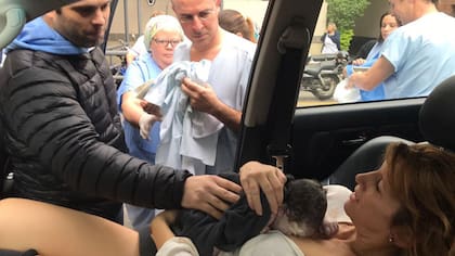 Ana y el obstetra que la ayudó en la puerta de la clínica