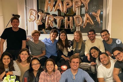 Ana y Nico junto con compañeros y amigos en su departamento en Boston en el festejo del cumpleaños numero 26 de Ana