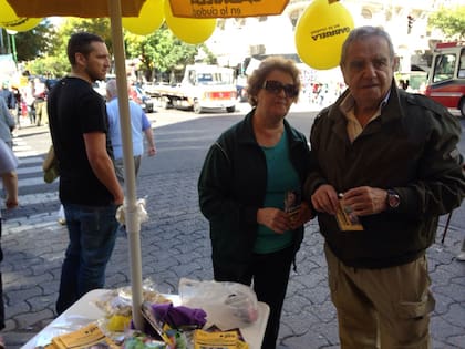 Ana y Omar, dos militantes a favor de Gabriela Michetti en la interna de Pro, apelan a los caramelos para atraer votantes en Acoyte y Rivadavia