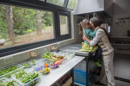 Mariana y una de sus hijas en la cocina de Casa Cassis.