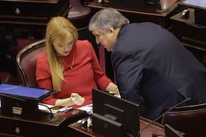 Anabel Fernández Sagasti y José Mayans dialogan durante la sesión que trata la ampliación de miembros de la Corte