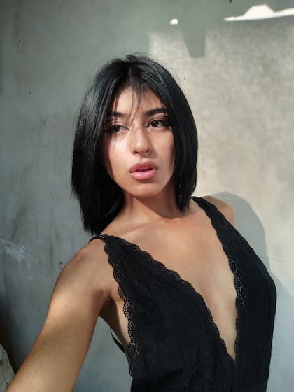 “Anabel representa de alguna manera otra posibilidad para un gran sector de la Argentina”, señala Flora Alvarado, “es el sector popular, el conurbano de las periferias, marrón, donde hay ganas de verse representados de otras maneras y existiendo en otros ámbitos”