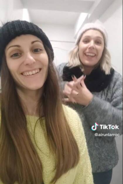 Anabel y Nuria terminaron sanas y salvas su experiencia con la puerta que daba a la escalera misteriosa en el departamento que alquilaron en Bucarest, Rumania