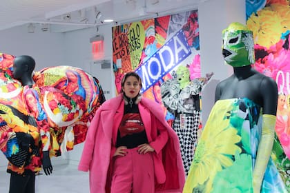 Anabella creo Construyendo Identidades, que exhibió en la Art and Design Gallery del Fashion Institute of Technology y en el Consulado Argentino de Nueva York para el mes de la mujer, donde se consagró con el premio de creación y curaduría.