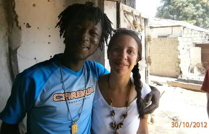 Anabella junto a un hombre de la vecindad donde vivió un mes con su hermano,