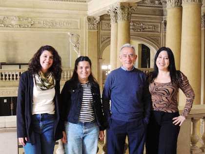 Anabella Montero, Julieta Muñoz, Julio Ledesma y Violeta Uriarte, autoridades institucionales, en el primer piso del monumental edificio
