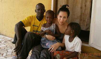 Anabella se encariñó con los niños y los adultos que conoció en Gambia.