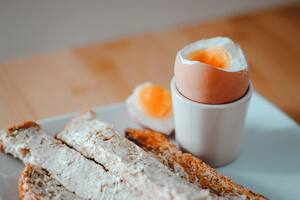 Añadir un poco de vinagre o jugo de limón al agua cuando hervís huevos facilita la cocción