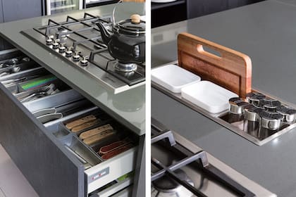 Anafe a (Smeg). Pava (Kitchen Company). Cajones con correderas interiores y bisagras (Häfele). Der.: Especieros y tabla de madera (Enjoy House).