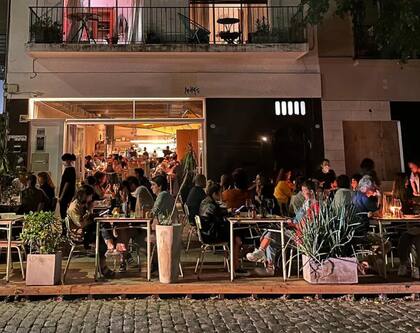 Anafe, salón y veredita en Colegiales