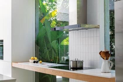 Anafe (Siemens). Tabla de madera y mármol (Valsen). Campana de pared en acero inoxidable (Ariston).