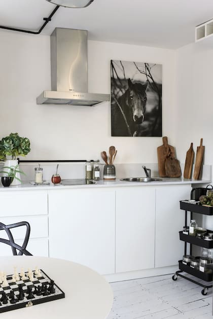 Anafe vitrocerámico para dos hornallas (Samsung). Campana de 60cm de ancho. Muebles de cocina laqueados en blanco con mesada de Silestone (Arq. Guadalupe Diez).