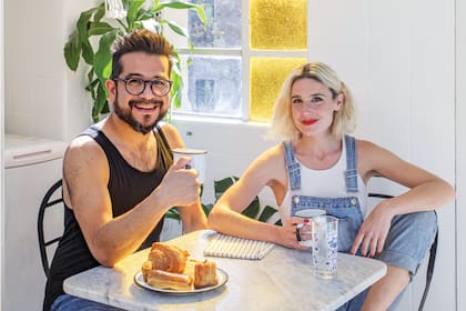 Anahí Bangueses Tomsig y Jonathan Gutiérrez viven en casas separadas y disfrutan a pleno los momentos en que eligen estar juntos.