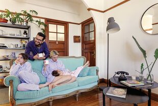 Anahí con Isidoro, Olivia y Jonathan. Pijamas (Touc Touc). En la estantería, una colección de vajilla en la que se destacan los enlozados que su novio le trajo de México y piezas hechas por su papá, el ceramista Jorge Bangueses.