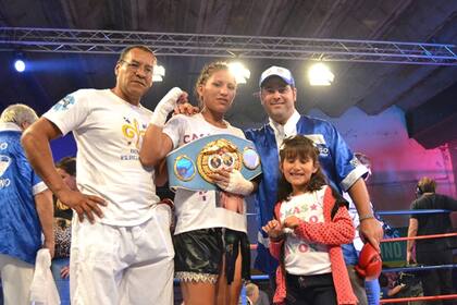 Anahí Sánchez con el título superpluma FIB