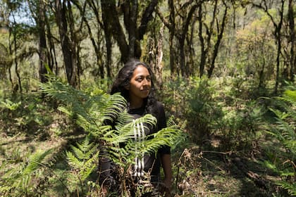 Anahí, una lugareña que está aprendiendo a guiar, camino a El Angosto.