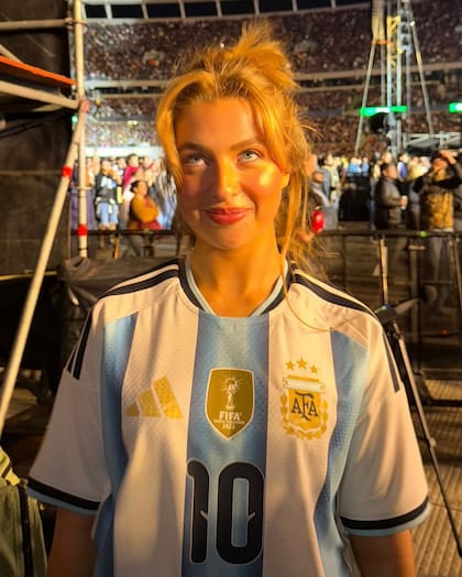 Anais se rindió ante el público argentino y posó con la camiseta de la selección (Foto: @gallagher_anais)