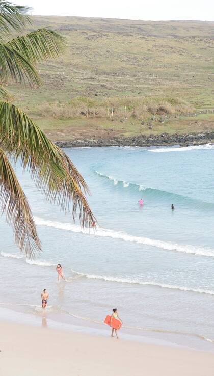 Anakena, una de las dos únicas playas habilitadas de la isla