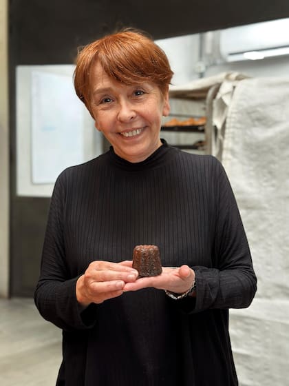 Analía Battista, dueña de Infinita Panadería, con un cannelé de Burdeos.