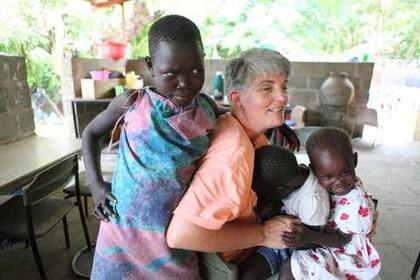 Analía con chicos en Sudán