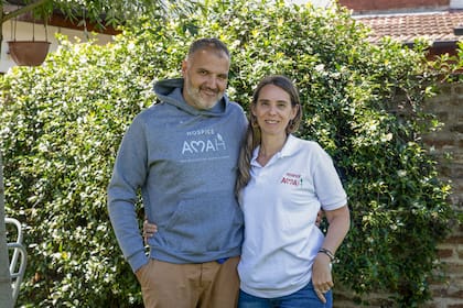 Analía Duo y su marido, Pablo Snyder, en su casa de Villa Tesei, Hurlingham. 