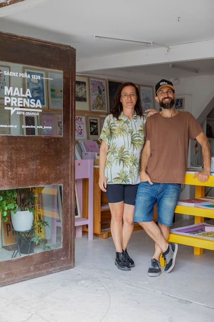 Analía es fotógrafa y serigrafista; Ramiro, diseñador gráfico y también fotógrafo.