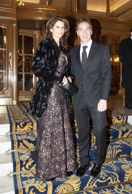 Analía, espléndida con un modelo escotado de encaje de Benito Fernández y un tapado de visión, junto con su novio Santilli